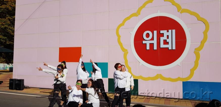 위례초의 위례문화축제에서 학부모가 직접 코로나19로 지친 학생들을 위문하는 공연을 하고 있다..jpg
