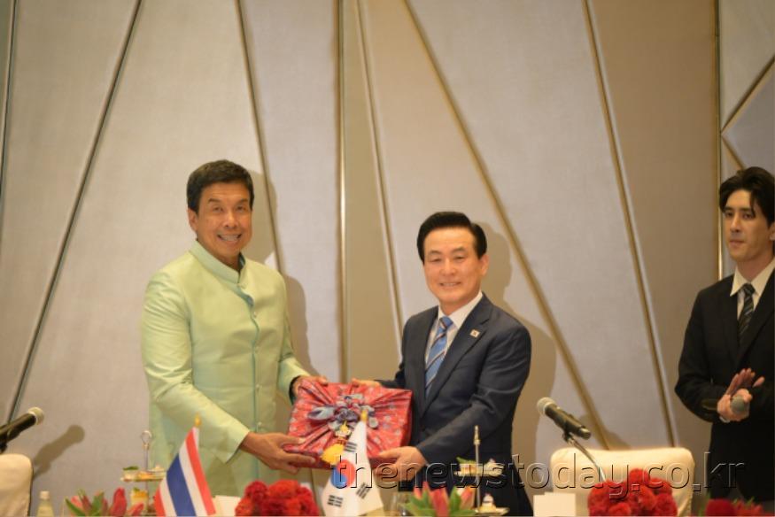 교류협력행사에서 악수하는 방콕시장과 논산시장.JPG