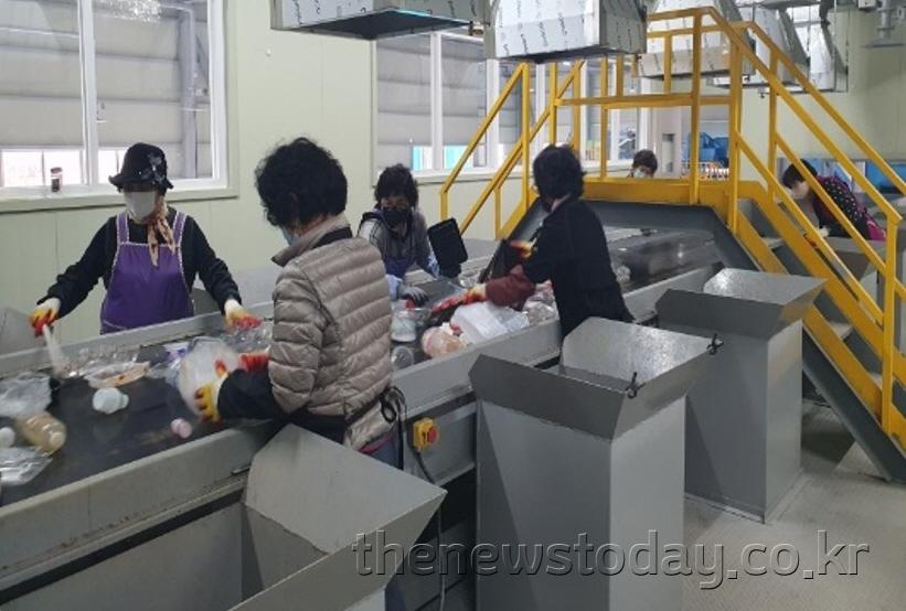 재활용품 선별작업 모습.jpg