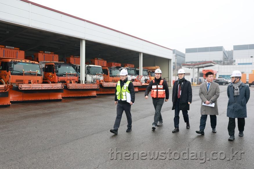 260211(동정)(사진)_김윤덕_장관__“겨울철_제설__한_치의_방심_없어야”(도로투자지원과)002.jpg