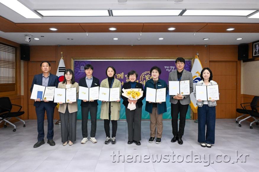 4.모범공무원 증서 수여식.JPG